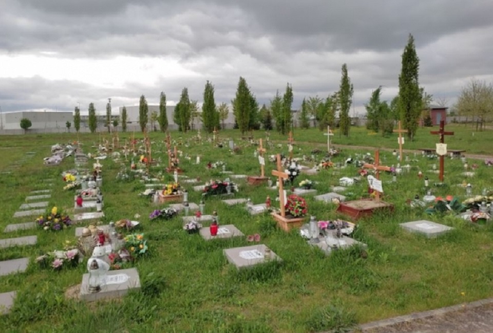 Wrocław. Bezdomni uporządkują groby bezdomnych
