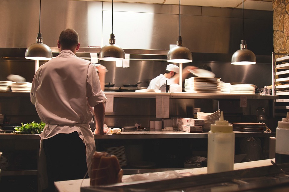 Hotelarze i restauratorzy szukają pracowników i liczą długi