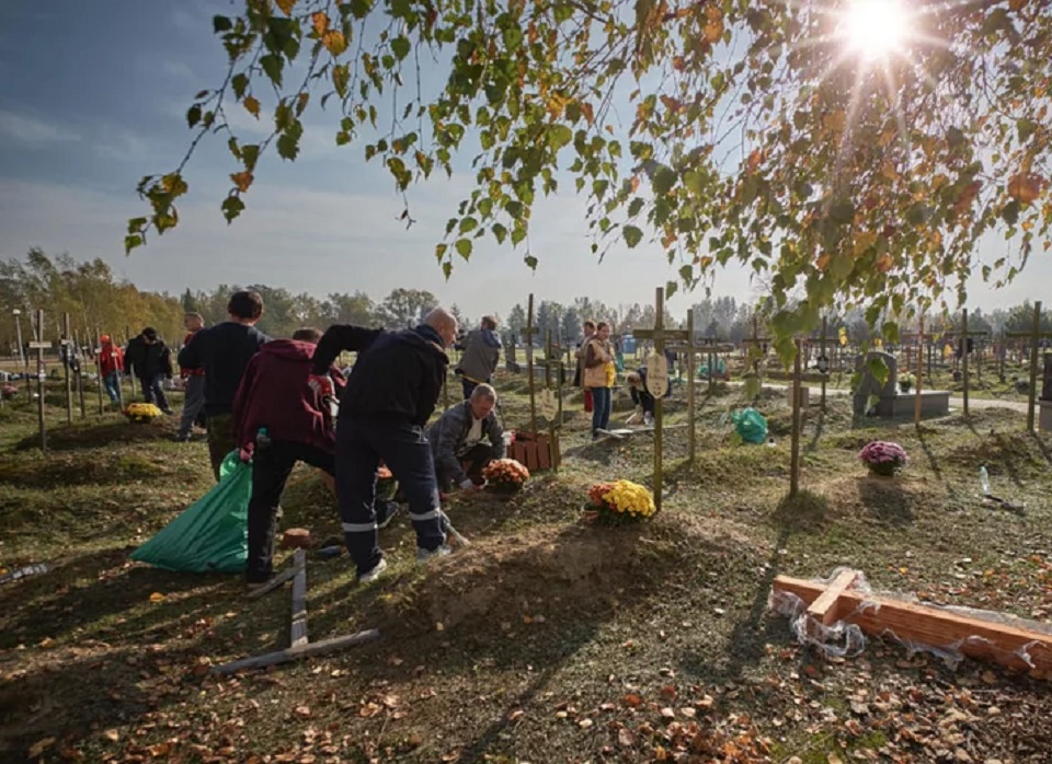 Warszawa. Bezdomni będą porządkować bezimienne groby