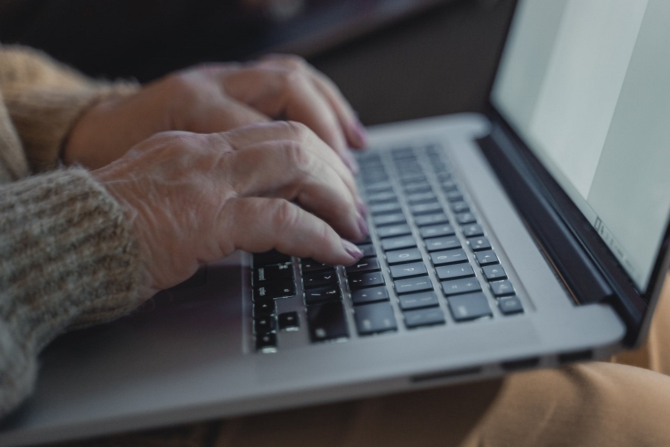 Poznań. Seniorzy uczą się obsługi komputera