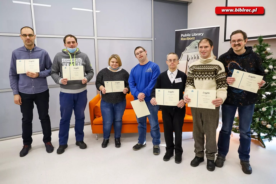 Racibórz. Osoby niepełnosprawne zakończyły kurs komputerowy