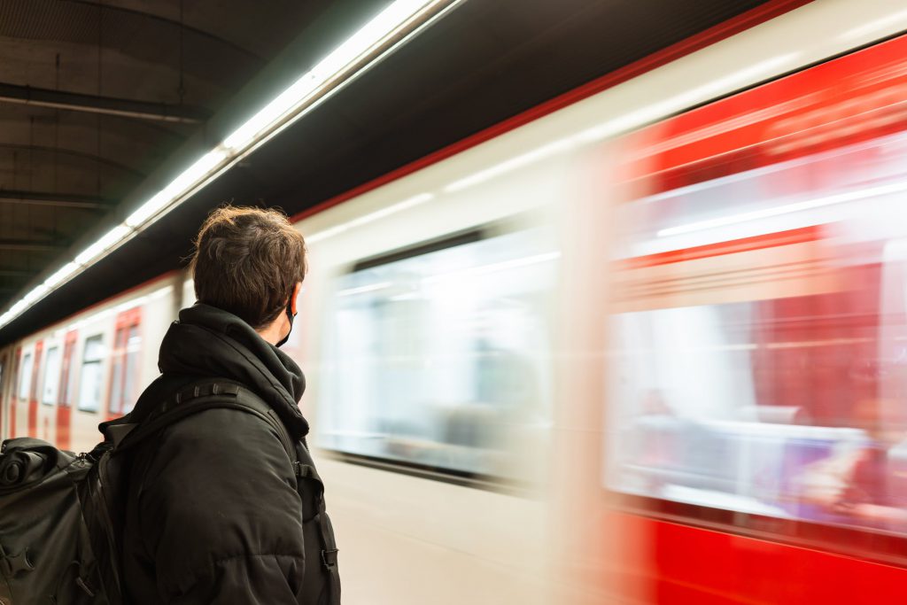 Warszawa. Śpiący bezdomni wstrzymali metro