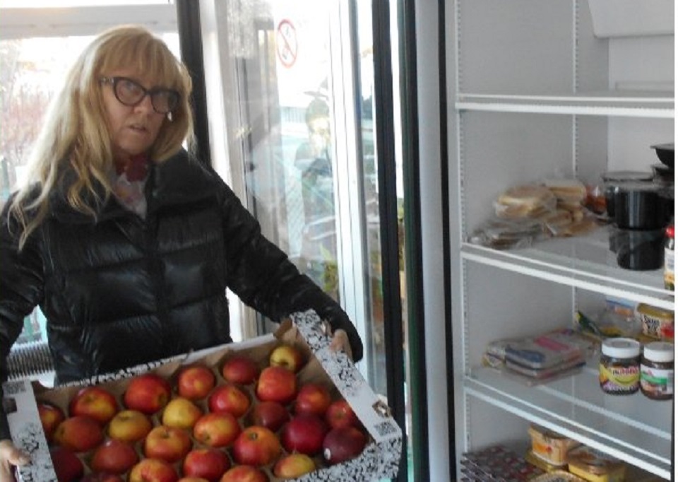 Gdynia. Lodówka społeczna na Obłużu działa już rok