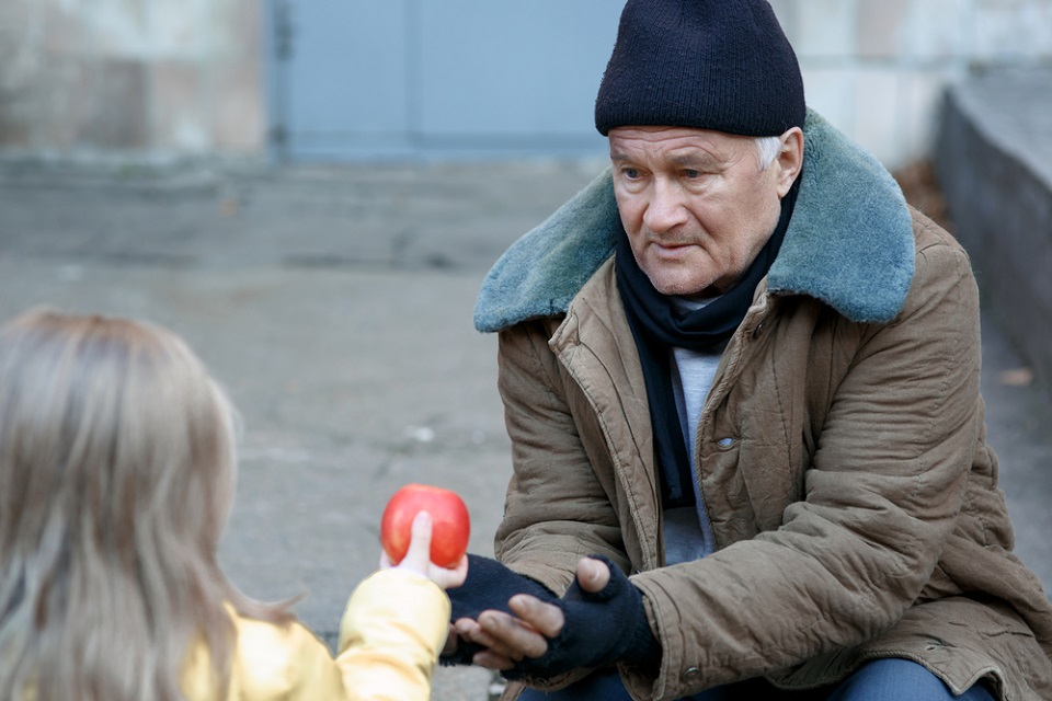 Radom. Streetworkerzy tłumaczą: dawanie pieniędzy i jedzenia bezdomnym szkodzi