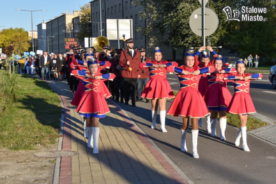 Stalowa Wola. Seniorzy barwnym korowodem przeszli przez miasto