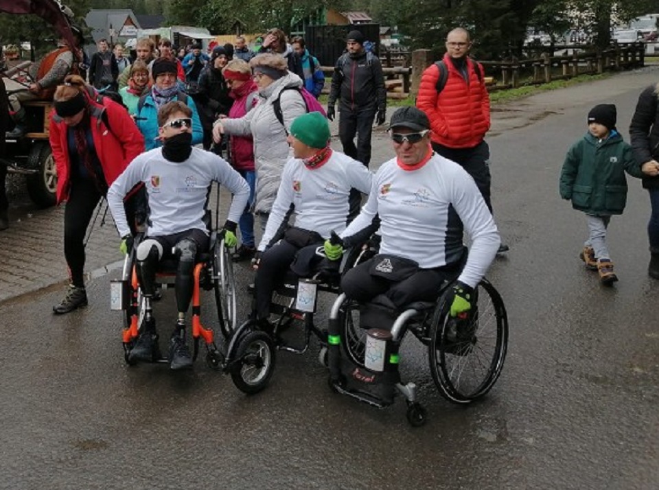 Tatry. Na wózkach inwalidzkich pokonali szlak do Morskiego Oka