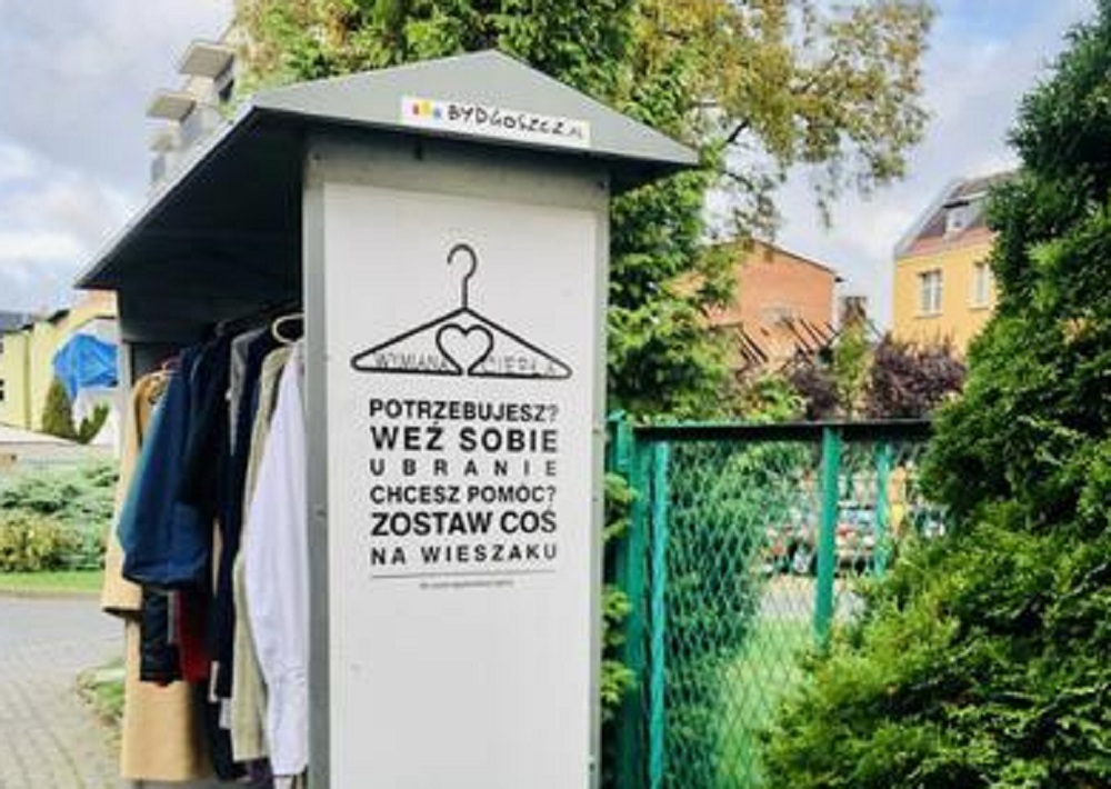 Bydgoszcz. Mieszkańcy podzielą się ciepłem – na ulicach pojawiły się wieszaki na zimowe ubrania