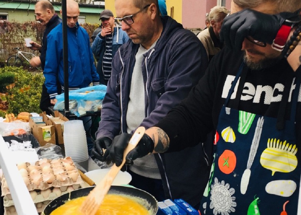 Toruń. Jajecznica ze 150 jaj i tort dla bezdomnych