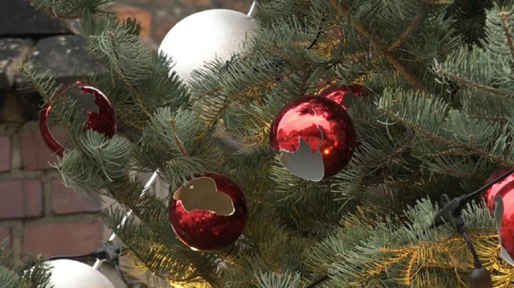 Legnica. Nietypowa choinka ma zwrócić uwagę na problem przemocy wobec kobiet