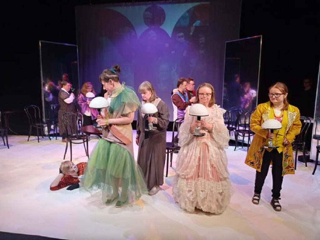 Radom. Niepełnosprawni zagrali na scenie Teatru Powszechnego