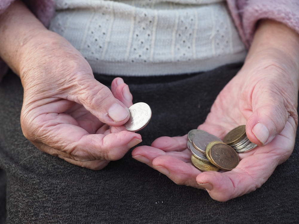 Inflacja zabrała Polakom jedną pensję. Realnie naród biednieje