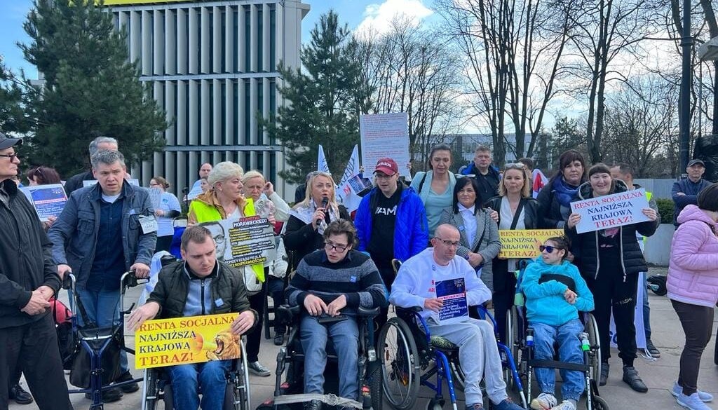 Walczą o godne życie. Kolejny protest rodzin osób niepełnosprawnych przed Sejmem