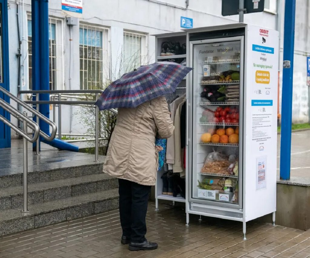 Łódź. W mieście jest już 17 lodówek społecznych, w których można podzielić się jedzeniem