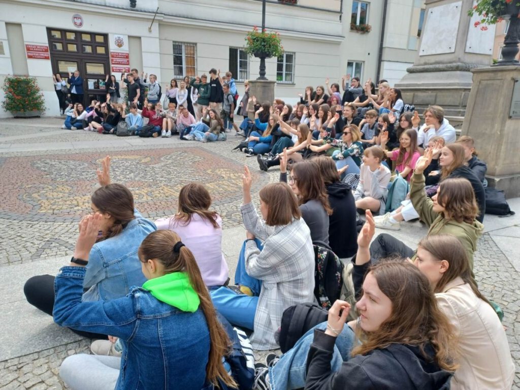 Oleśnica. Przemoc i agresja – happening na rynku