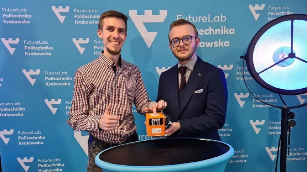 Przekłada obraz na alfabet Braille’a