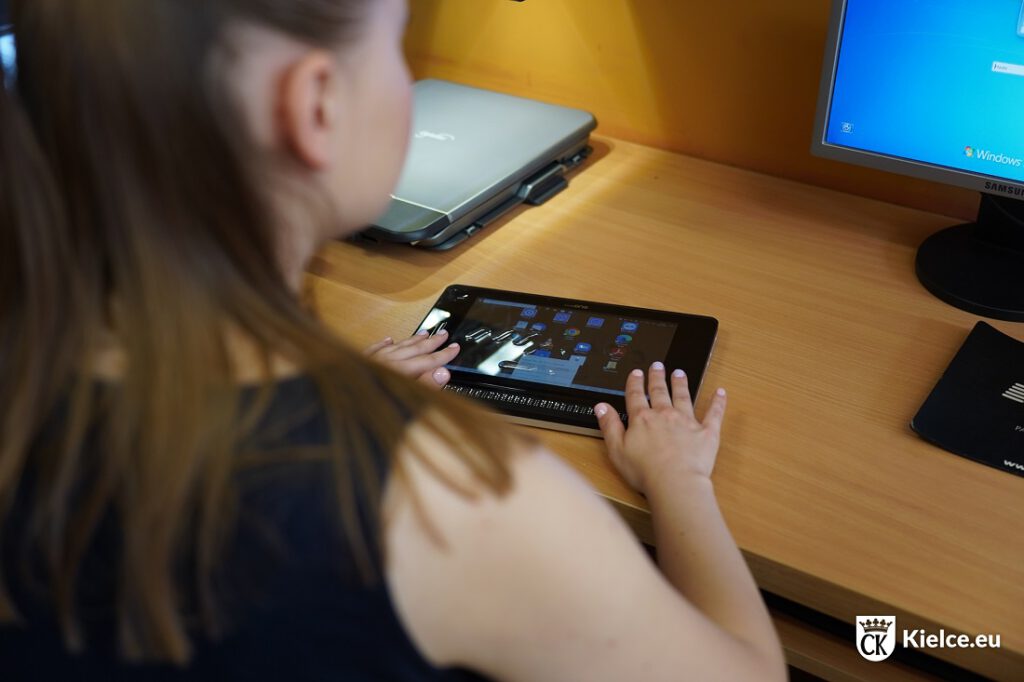 Kielce. Miejska Biblioteka bardziej dostępna dla czytelników niewidomych i niedowidzących