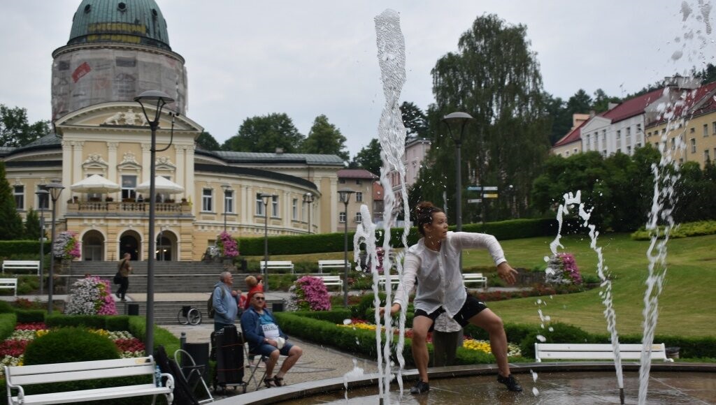 Lądek-Zdrój. Performance z udziałem niepełnosprawnych artystów