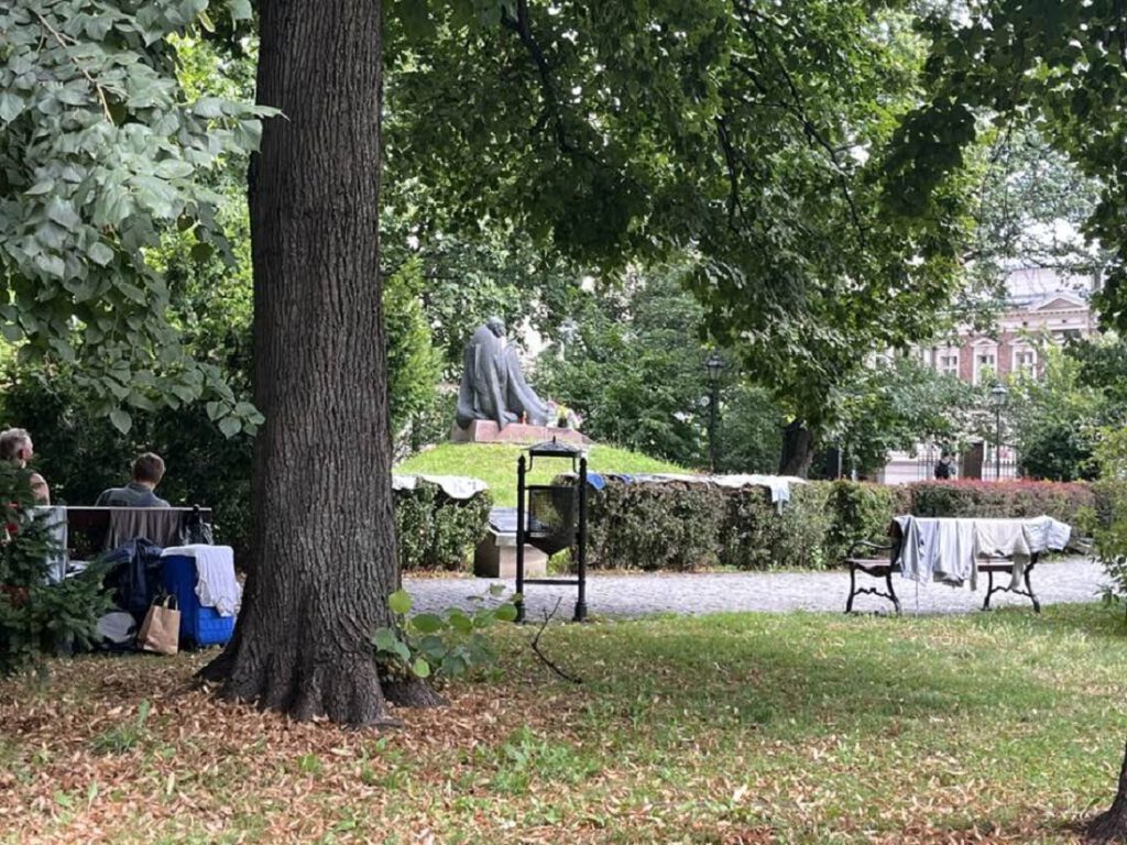 Kraków. Bractwo Kurkowe o osobach bezdomnych w Parku Strzeleckim