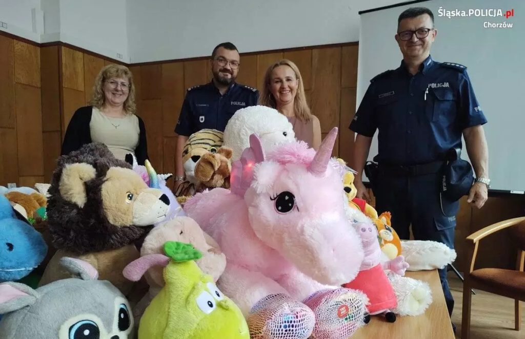 Chorzów. Policjanci przekazali maskotki podopiecznym Ośrodka Wsparcia Rodziny