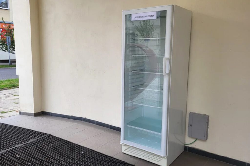 Gniezno. Społeczna lodówka stoi pusta