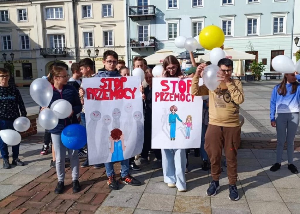 Piotrków Trybunalski. Uczniowski antyprzemocowy happening