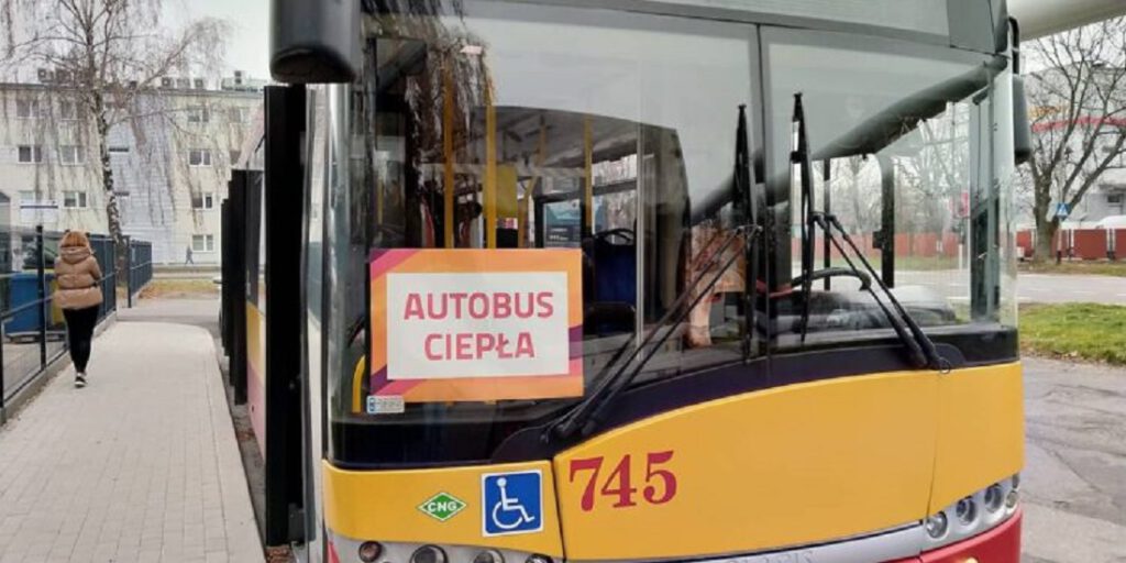 Rzeszów. Autobus ciepła na ulicach miasta