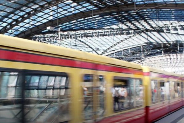 Zapewnienie dostępności w podróżach kolejowych dla osób niepełnosprawnych