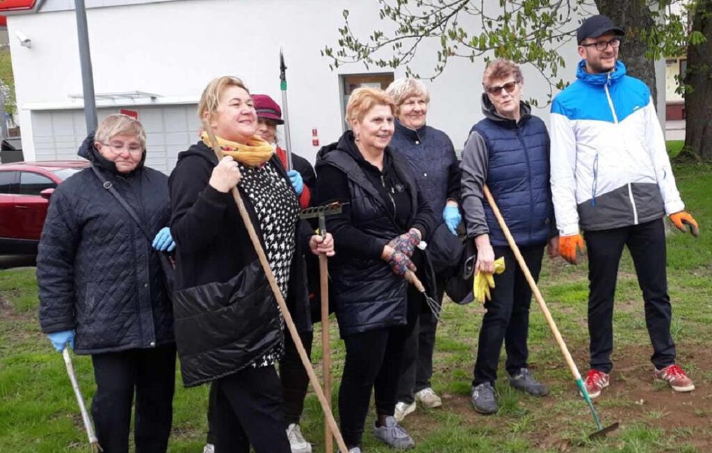 Dąbrowa Białostocka. Uczestnicy Klubu „Senior+” upiększają park miejski