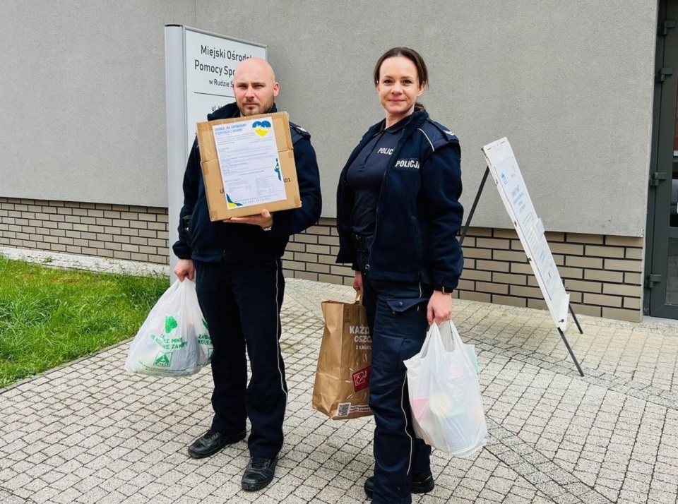 Ruda Śląska. Policjanci wsparli zbiórkę MOPS-u dla ukraińskich dzieci