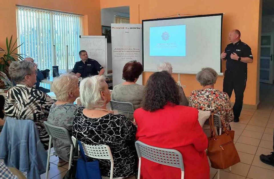 Przasnysz. Funkcjonariusze policji spotkali się z seniorami