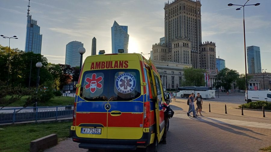 Warszawa. Bezdomni potrzebują naszej pomocy także latem. Misja Ambulansu z Serca