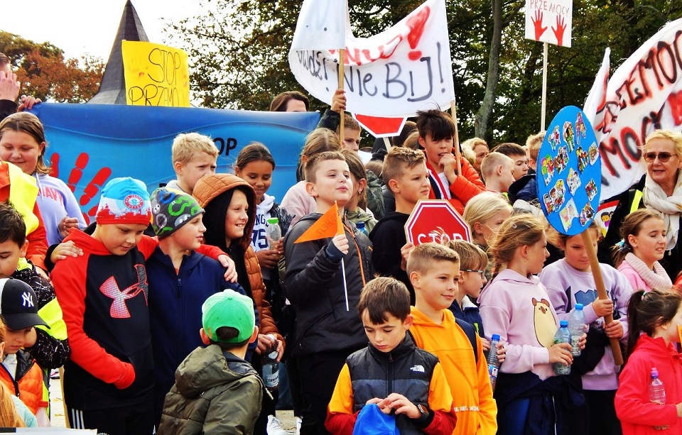 Ustka. Uczniowie przemaszerowali ulicami miasta, protestowali przeciwko przemocy