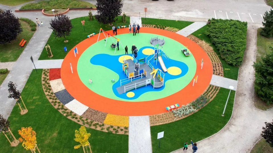 Piła. Nowy plac zabaw wspiera rehabilitację sensoryczną dzieci