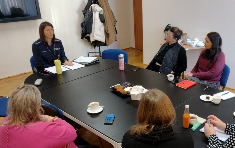 Bydgoszcz. Z psychologami szkolnymi o procedurze „Niebieskiej Karty”