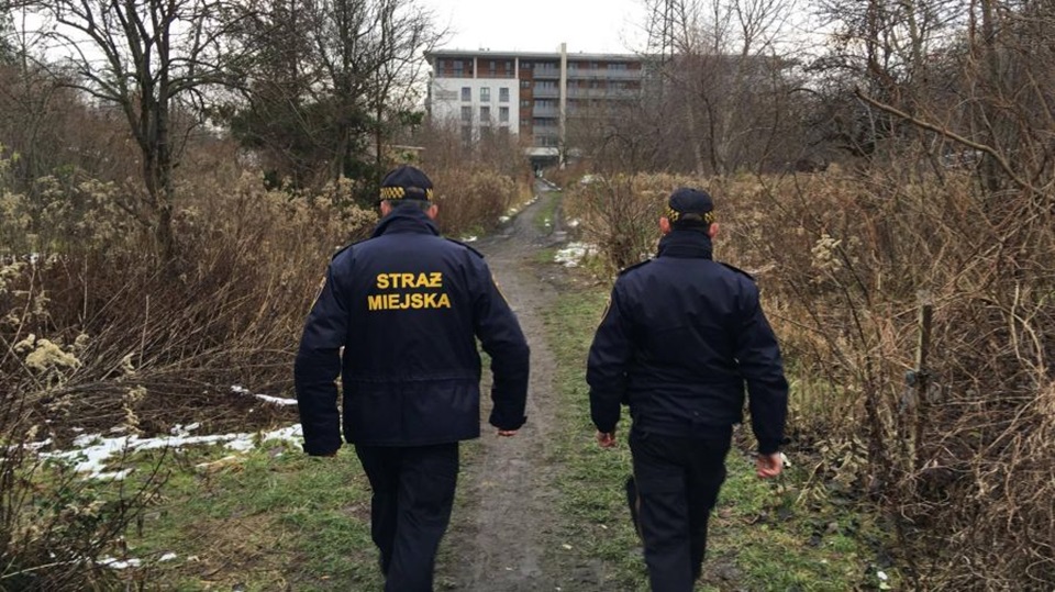 Warszawa. Straż Miejska pomaga bezdomnym przetrwać zimne noce