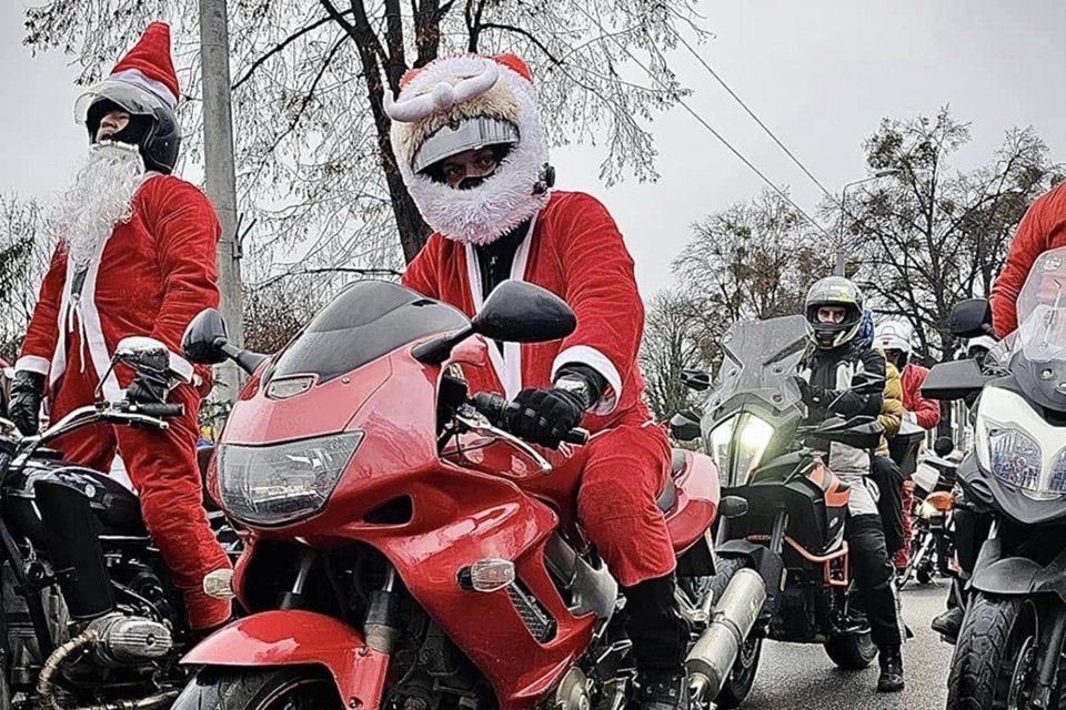 Szczecin. Świąteczna parada MotoMikołajów i ponad tysiąc paczek dla dzieci