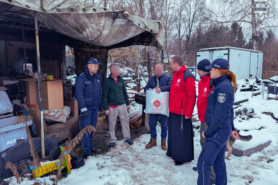 Służby i Caritas niosą pomoc bezdomnym