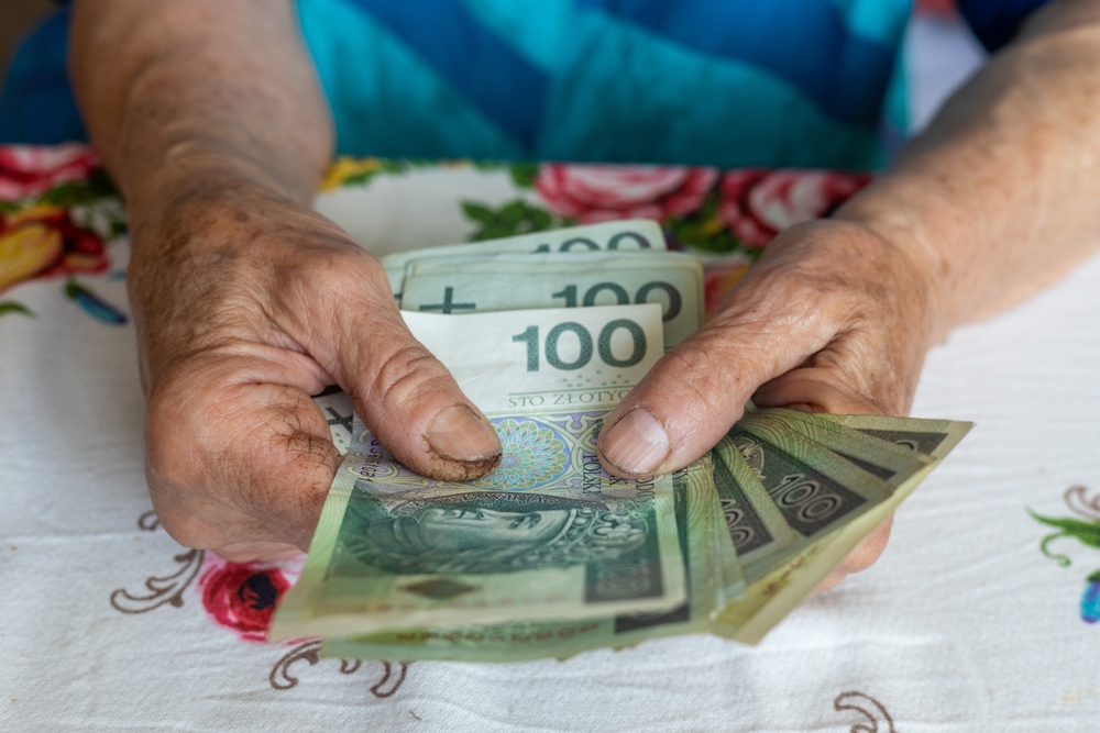 Wyższe pensje, emerytury, świadczenia. Co zmienia się w 2025 roku?