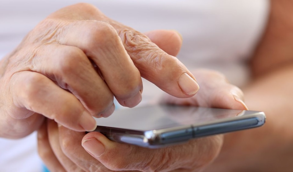 Seniorzy nie nadążają za rozwojem technologii. Jak im pomóc?