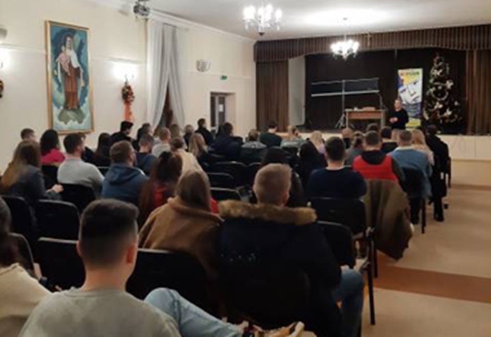 Dąbrowa Tarnowska. Prelekcja na temat przemocy domowej podczas katechezy przedmałżeńskiej