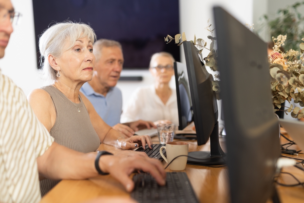 „Szkoła Międzypokoleniowa”. Młodzież uczy seniorów korzystania z Internetu
