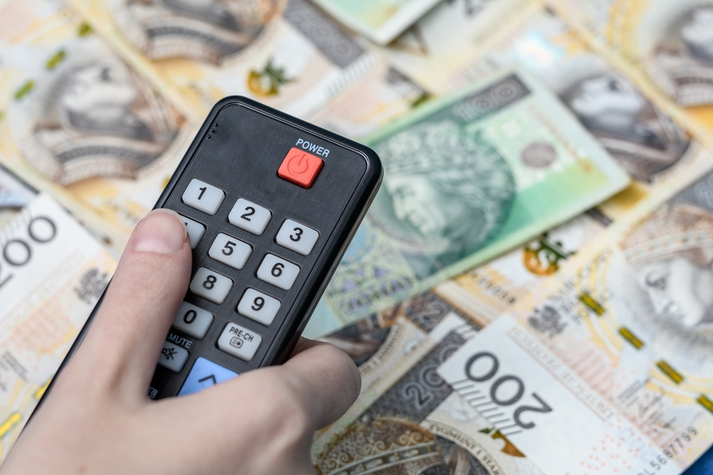 Emeryci z przyzwyczajenia opłacają ten rachunek. Niepotrzebnie