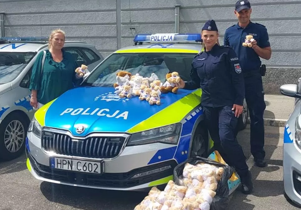 Gdańsk. Policjanci z pluszowymi misiami