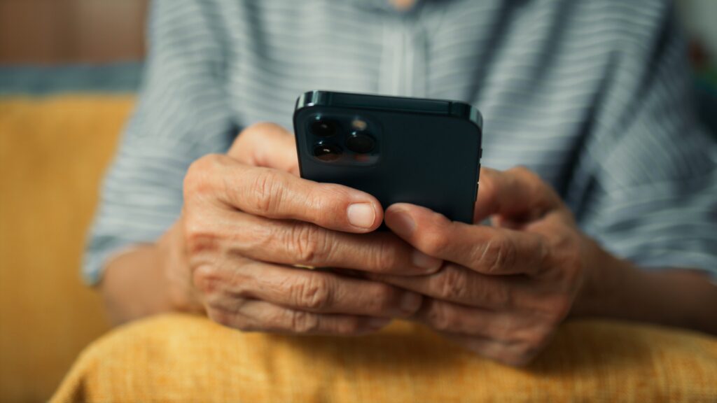 „Nieczytelny świat” – seniorzy kontra dezinformacja