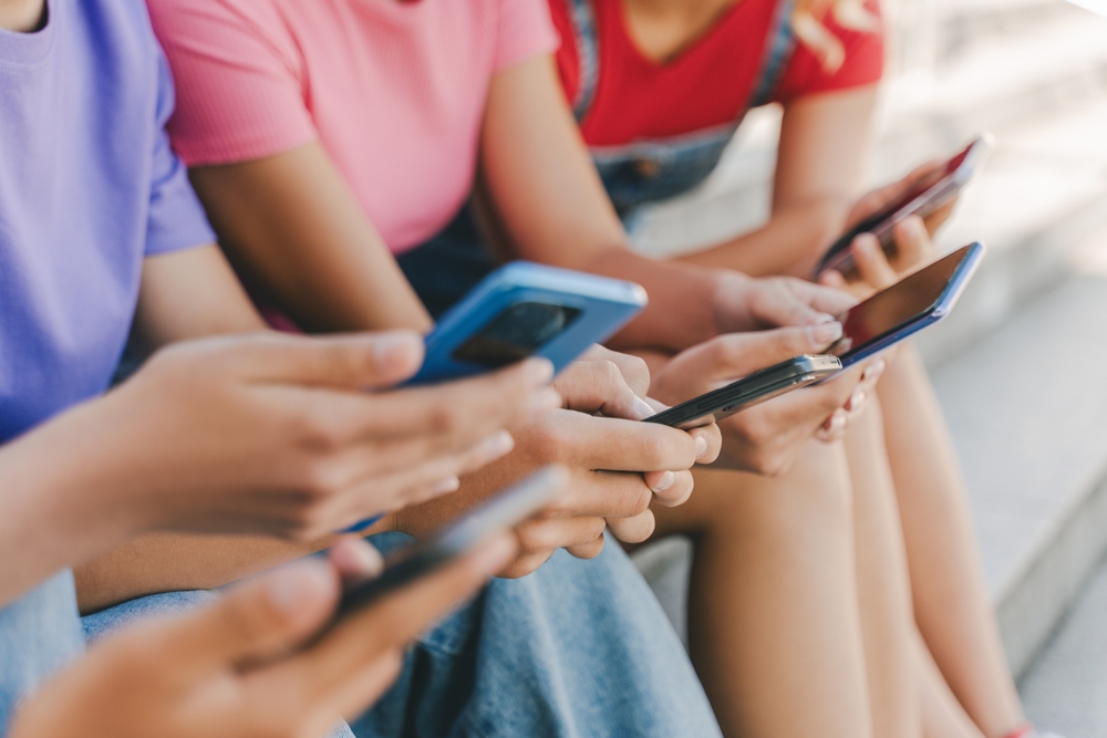 Nastolatki blisko jedną piątą doby spędzają w internecie