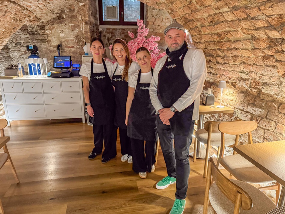 Poznań. JAF Polska charytatywnie za ladą Cafe Bajka