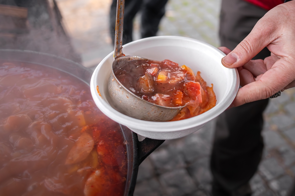 Radom. Mobilny Punkt Miłosierdzia Caritas dla osób bezdomnych
