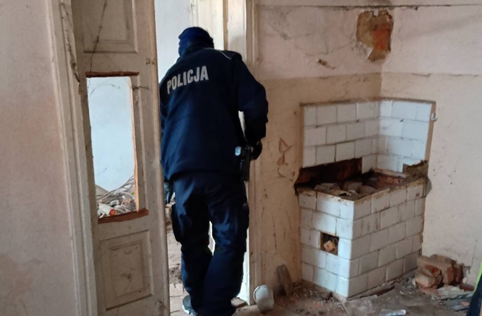 Policjanci nieustannie kontrolują miejsca przebywania bezdomnych