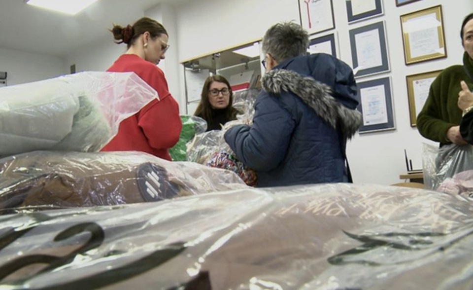 Suwałki. Rycerze Kolumba przekazali dzieciom zimowe kurtki