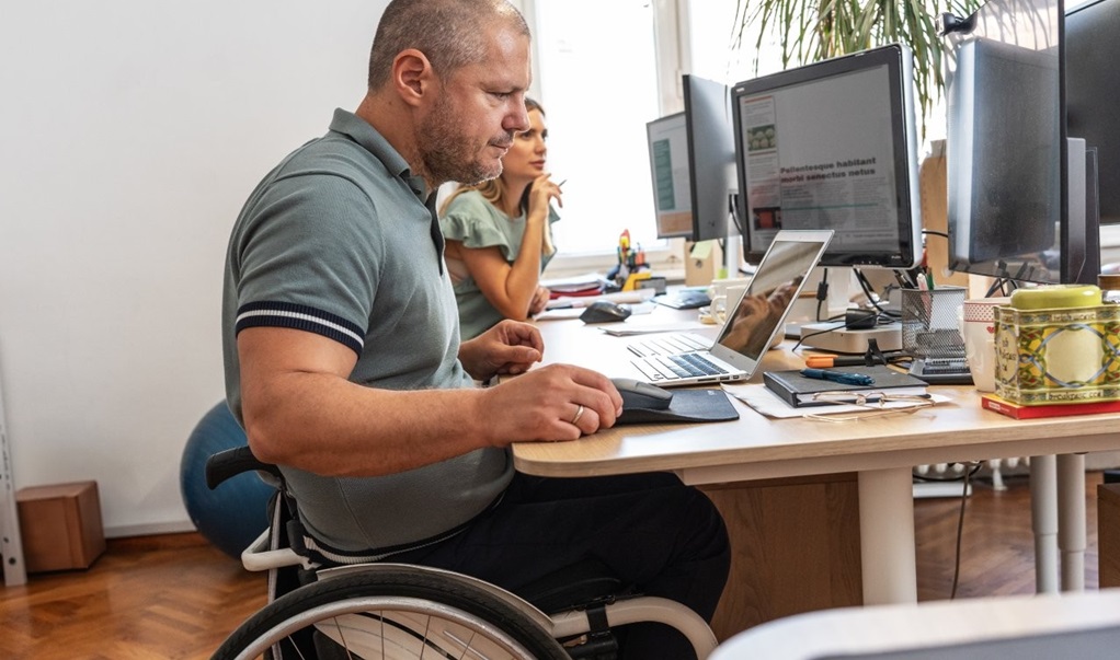 Osoby z niepełnosprawnościami wciąż na marginesie rynku pracy